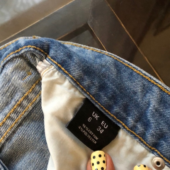 PRETTYLITTLETHING  LIGHT WASH DISTRESSED MOM JEANS - Picture 5 of 10